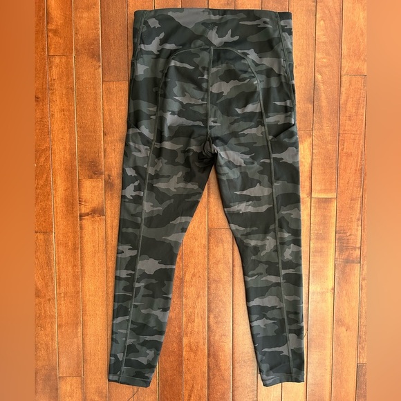 Athleta Ultimate 7/8 Tights Black and Gray Camo Leggings Size Small - Picture 2 of 7